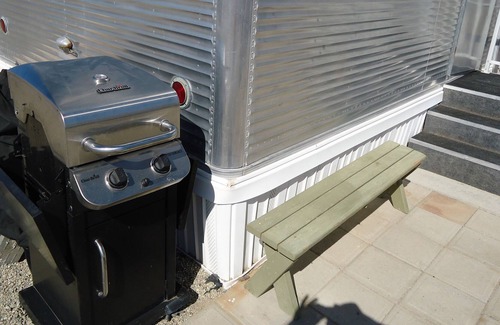 Bombay Beach House | FOY SPA RESORT Niland Retro1958 Spartan Mobile Home Gym-Pools-pickleballle ball