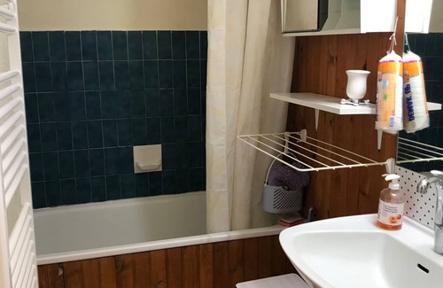 Besse-et-Saint-Anastaise Apartment | Central apartment in Super Besse, 2 bedrooms, near slopes