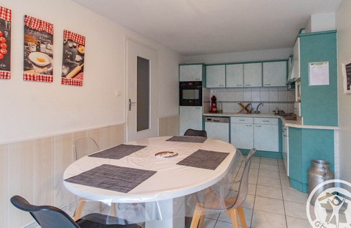 Saint-Georges-des-Gardes Cottage | Charming Family Cottage with Garden, Near Angers & Vineyards