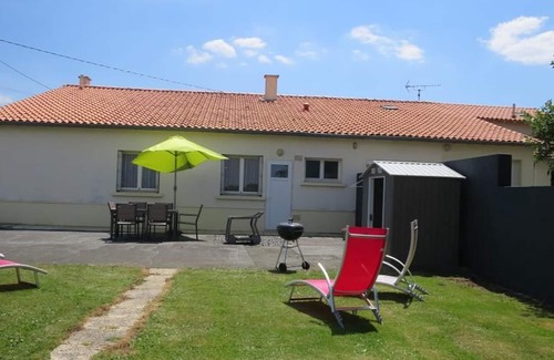 Saint-Georges-des-Gardes Cottage | Charming Family Cottage with Garden, Near Angers & Vineyards