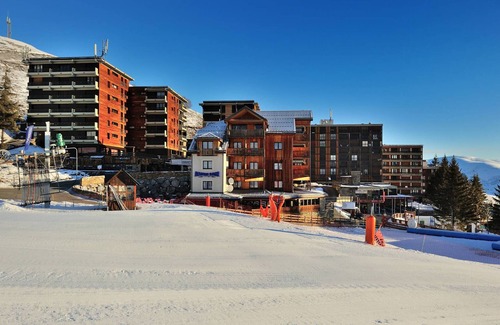 Gouaux-de-Larboust Apartment | Studio for 4, South-Facing Balcony, Ski-In/Ski-Out, Peyragudes.