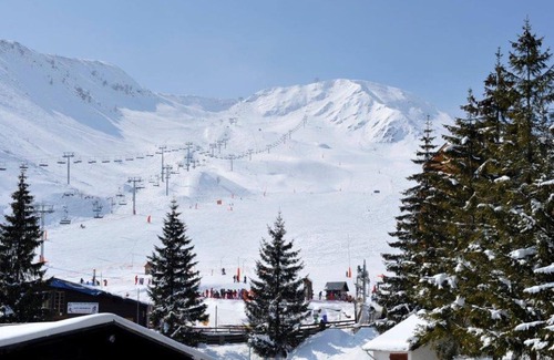 Gouaux-de-Larboust Apartment | Studio for 4, South-Facing Balcony, Ski-In/Ski-Out, Peyragudes.