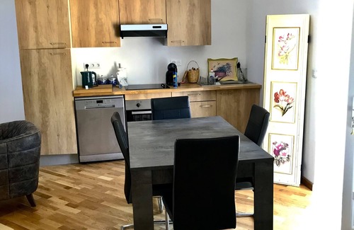 Javerlhac-et-la-Chapelle-St-Robert House | La Libellule is a one bedroom barn with a sofa bed in the lounge