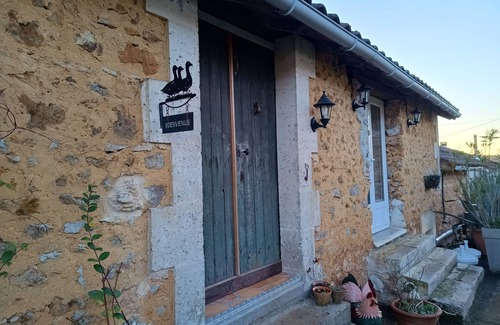 Javerlhac-et-la-Chapelle-St-Robert Cottage | J 'oie' de vivre-Ferienhaus, 1 Schlafzimmer, Privacy, Aussicht, hundefreundlich.