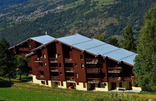 Montchavin Apartment | Cozy 6-pers duplex 150m from slopes with free parking, balcony, raclette and fondue appliances