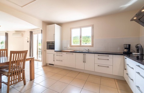 Pouzols-Minervois Villa | Stylish Villa with Terrace