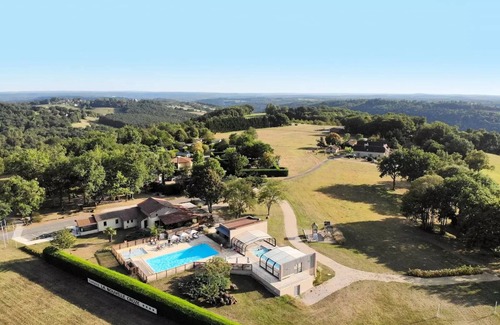 Rouffignac-Saint-Cernin-de-Reilhac House | Campsite La Nouvelle Croze * - Deluxe Family 3 bedrooms 6 to 8 people - 6 pers. included in the tariff