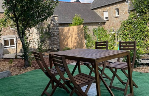 Saint-Georges-de-Reintembault House | Cosy Mediterranean-style spa and cinema 25 minutes from Mont-Saint-Michel