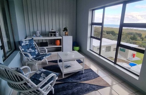 Betty's Bay Bed & Breakfast | Francin's is nestled at the foot of the Kogelberg mountain with a seaview.