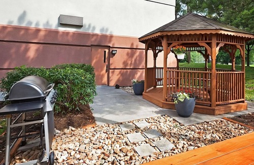 Ashley Oaks Hotel | Frank H McClung Museum Tour! 4 Pet-friendly Suites w/Kitchen & FREE Parking!