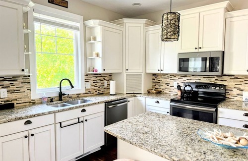 Miami Park House | Frankie's Place | Beach Access via Tram, Screened Porch, Private Hot Tub