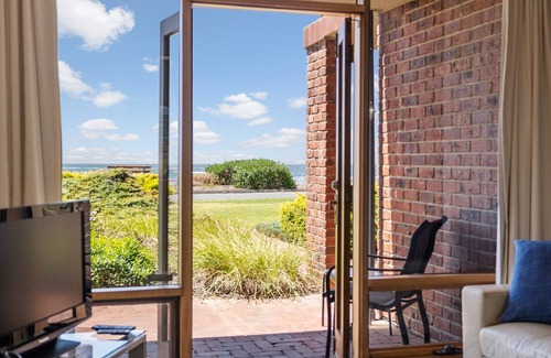 Encounter Bay Apartment | Franklin Beachfront Apartment: Superb View, Ground Floor, WiFi, 3BR