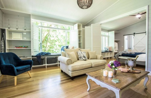 Olinda Cottage | Franklin Cottage - This country cottage offers fresh, Hamptons style decorations in luxuriously appointed cottage.