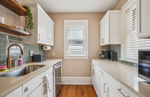 Olde Towne East House | Franklin Park Tudor 5BD w Sunroom, Nationwide, OSU, Pet friendly, Fenced yard
