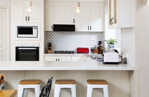 Daylesford House | Frazer Place Summary: