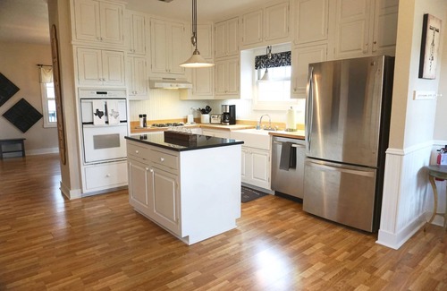Fredericksburg House | Fredericksburg Manor - beautiful rock home, cottage, 2.4 acres, INDOOR POOL