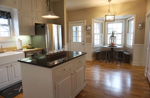 Fredericksburg House | Fredericksburg Manor - beautiful rock home, cottage, 2.4 acres, INDOOR POOL