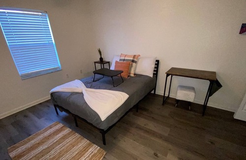 Gainesville Apartment | FREE 2pm check-in*Games*Gym*BBQ Family Retreat!