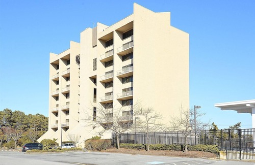Rehoboth Beach Condo | FREE Activities. LINENS INCLUDED*! UMBRELLA & 2 CHAIRS SET UP EVERY MORNING! REHOBOTH BEACH, NORTH SHORES. 2 bedroom, 1 bath condo with dishwasher, central AC in popular North Shores.