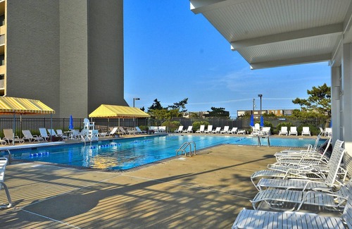 Rehoboth Beach Condo | FREE Activities. LINENS INCLUDED*! UMBRELLA & 2 CHAIRS SET UP EVERY MORNING! REHOBOTH BEACH, NORTH SHORES. 2 bedroom, 1 bath condo with dishwasher, central AC in popular North Shores.