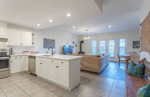 Inglewood House | FREE Banff Pass, Cozy 3BR, Sleeps 6 & RT Patio