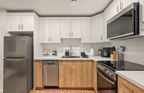 Calgary Condo | Free Banff Pass Tranquil 2BR Retreat w/Netflix