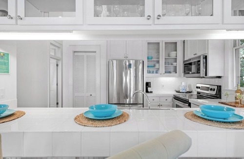 Emerald Waters Village House | *Free Beach Service * Pool * Cottage*