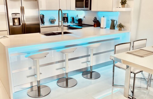 Hollywood South Central Beach Apartment | Free Beach Service and Free Parking in the Beautiful Oceanfront Condo Building
