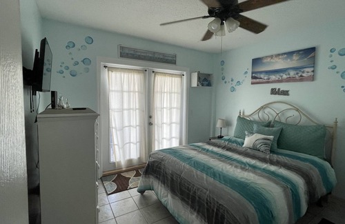 Holiday Beach Villa | Free bike rentals Inc ! Walk to beach, pets ok great location ask about rates!