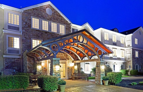 Cranbury Condo | Free Breakfast Buffet. Outdoor Pool. Gym. Only 20 Min from Princeton.