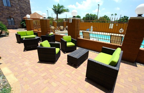 South Side Condo | Free Breakfast. Great Location Near Area Beaches.