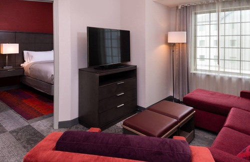 Lake Charles Condo | Free Breakfast. Outdoor Pool. Great for Groups!