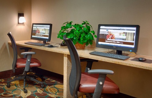 Peoria Apartment | Free Breakfast. Pool & Hot Tub. Near St. Francis Medical Center! Great for Business Travelers!