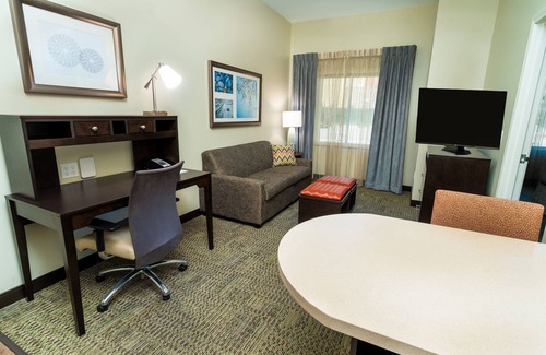 Newark Condo | Free Breakfast. Pool. Shared BBQ. 30 Min to Oakland Zoo!