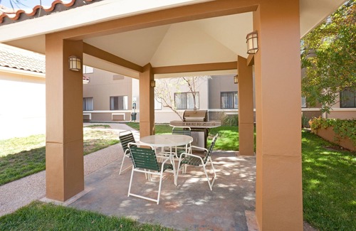 Tech Terrace Apartment | Free Breakfast. Shared Pool & Hot Tub. Studio Near Texas Tech University & University Medical Center.