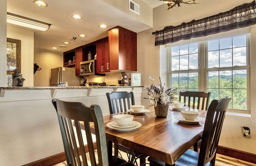 Pigeon Forge Condo | FREE Dollywood Ticket Big Bear Lodge 5005 REMODELED 2bd/2ba Pools View
