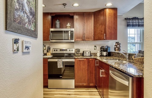 Pigeon Forge Condo | FREE Dollywood Ticket Big Bear Lodge 5005 REMODELED 2bd/2ba Pools View
