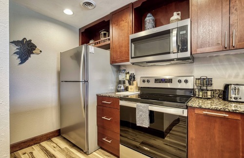 Pigeon Forge Condo | FREE Dollywood Ticket Big Bear Lodge 5005 REMODELED 2bd/2ba Pools View