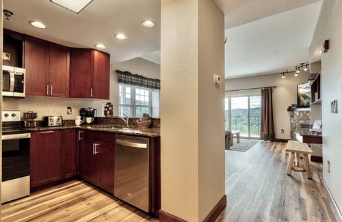 Pigeon Forge Condo | FREE Dollywood Ticket Big Bear Lodge 5005 REMODELED 2bd/2ba Pools View