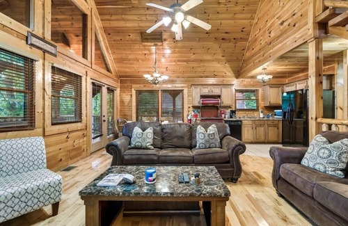 Hemlock Hills Cabin | Free Dollywood Tix/Spacious/Central/PoolTable/