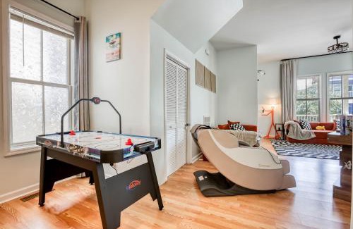 Metropolitan Apartment | Free Early Check-In or Late Check-Out - 4 King Beds - Sleeps 14 - Projectors - Starland - Massage Chair - Games