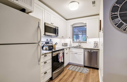 Bethany Beach House | Free Golf at Bear Trap Dunes and MORE! 2 bedrooms, 1.5 bath townhouse with central air, full kitchen, includes microwave, dishwasher, washer/dryer, WiFi internet.