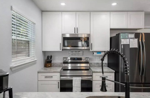 Silver Sands House | Free Golf Cart. 5 minutes walk to the Beach Townhome. Fenced backyard.