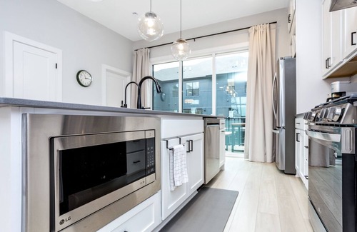 Westfield House | Free Golf Cart! Luxe Townhome Near Grand Park!