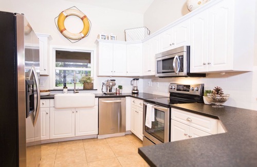 Fountain Lakes House | FREE GOLF & TENNIS! No greenfee for our guests! Beach Cottage in tropical garden