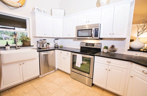 Fountain Lakes House | FREE GOLF & TENNIS! No greenfee for our guests! Beach Cottage in tropical garden