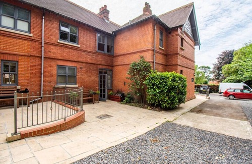 Yeovil Apartment | Free Gym Pass, Kitchenette, Fast WiFi and Parking.