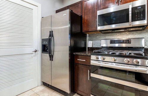Tempe Apartment | Free Heated Pool + Gym in Tempe Town Lake