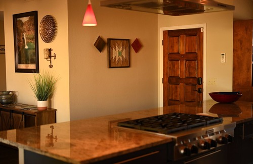 La Buena Vida House | Free Heated Pool-I mi to State Farm Stadium-Westgate-Family & Entertaining Home