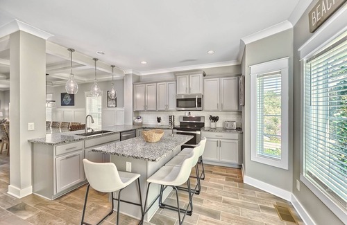 Folly Field House | Free Heated Pool | 3 Blocks to the Beach | Elevator